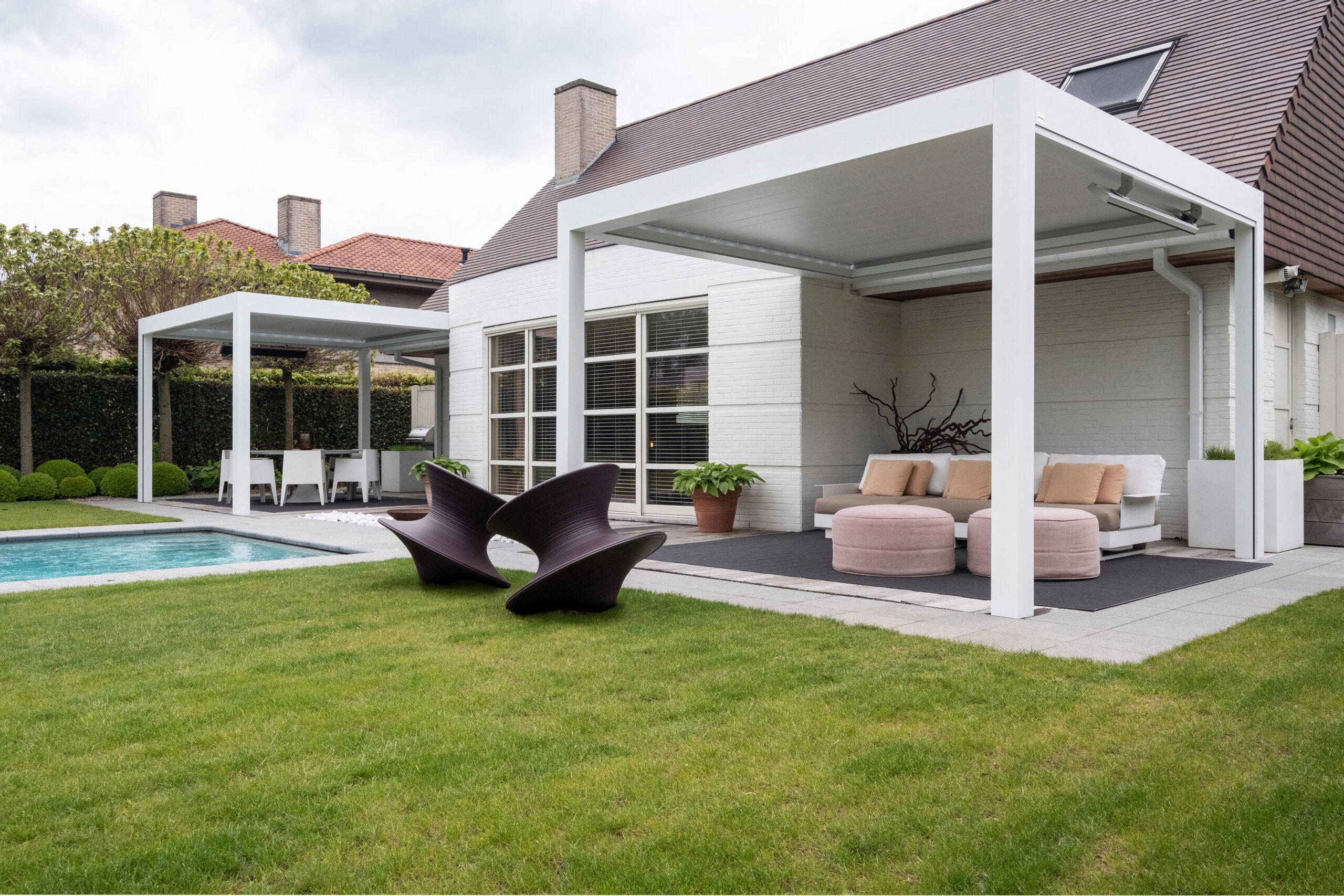 Pergola im Garten mit Lounge Bereich und Pool neben Haus